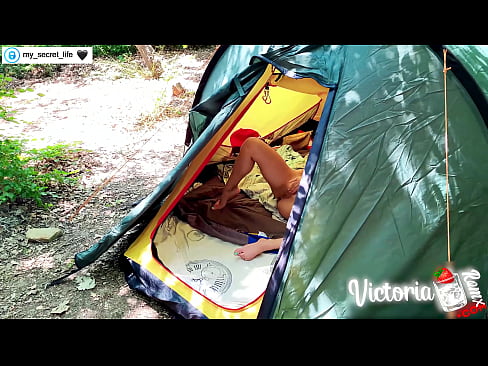 ❤️ Gefilmd op camera Gepassioneerd aftrekken Vreemdeling in een tent ❤ Fucking video at us