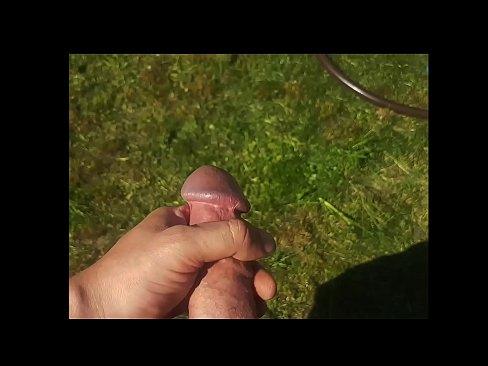 ❤️ Hete hottie laat zich in haar roze kutje neuken en spuitend klaarkomen in een zomerse tuin ❤ Fucking video at us
