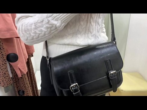 ❤️ Publiekelijke masturbatie van jonge teef FeralBerry met een dildo in de paskamer ❤ Fucking video at us