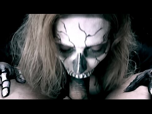 ❤️ Demon girl zuigt pik met haar zwarte mond en slikt sperma. ❤ Fucking video at us