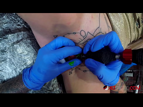 ❤️ Extreem getatoeëerde hottie Sully Savage kreeg een tatoeage op haar clitoris ❤ Fucking video at us